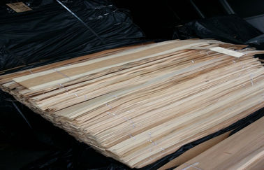 天井板は Birchwood のベニヤの王冠によって切られる板目を滑らかにします