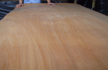 家具の表面のための Okoume の自然で黄色い回転式切断の木製のベニヤ