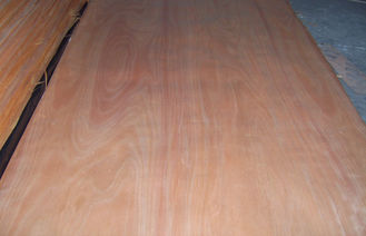 家具の表面のための Okoume の自然で黄色い回転式切断の木製のベニヤ