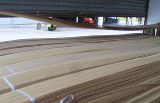 木製のベニヤの合板は四分の一切口を張り合わせるブラウン自然な0.5mmの厚さに広げる