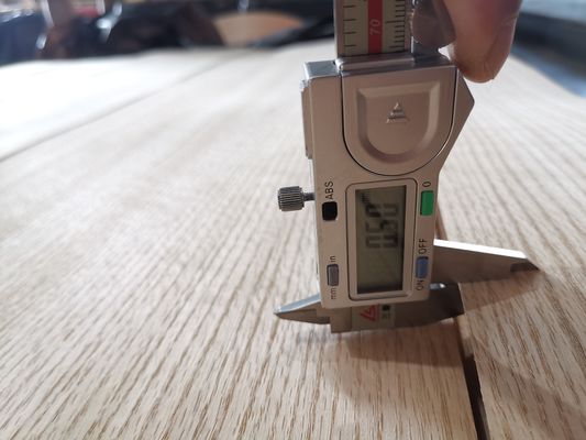 天然木フローリングソリューションに最適な、厚さのカスタマイズ可能なレッドオーク突き板