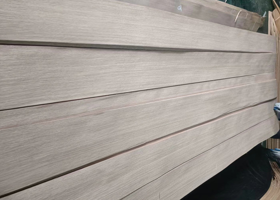 家具のための四分の一によって鋸で挽かれる自然なホワイト オークのベニヤの合板シート